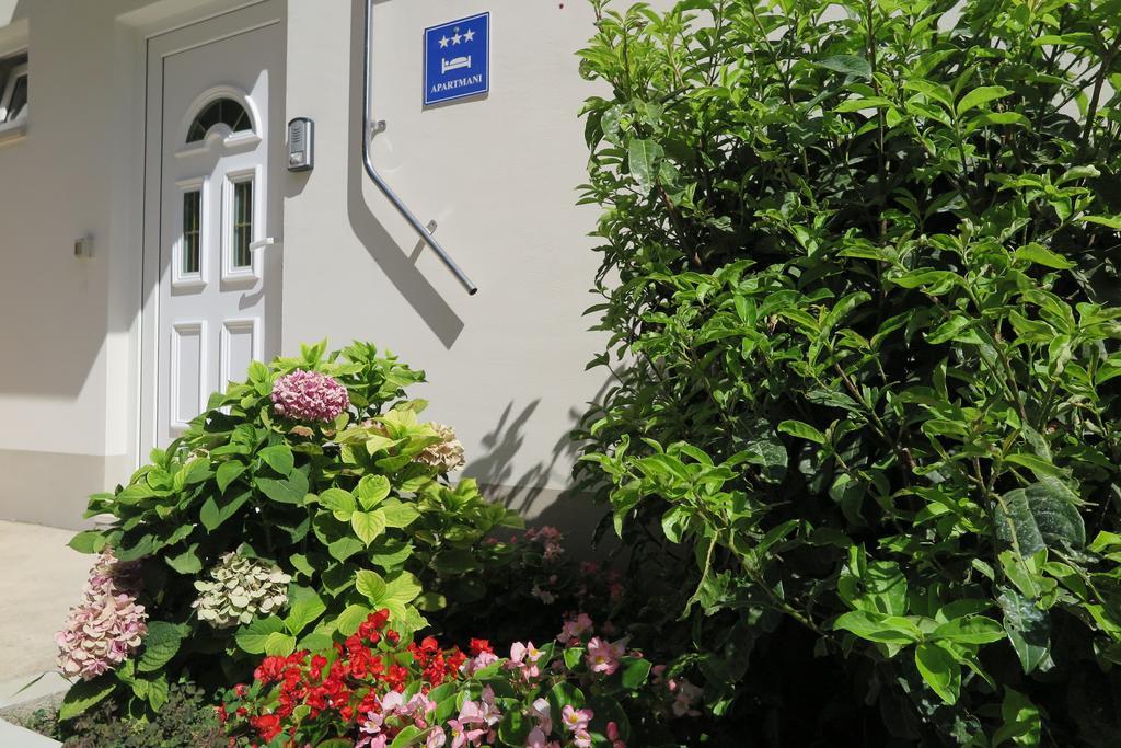 Apartments Kovacic Omis Exterior photo